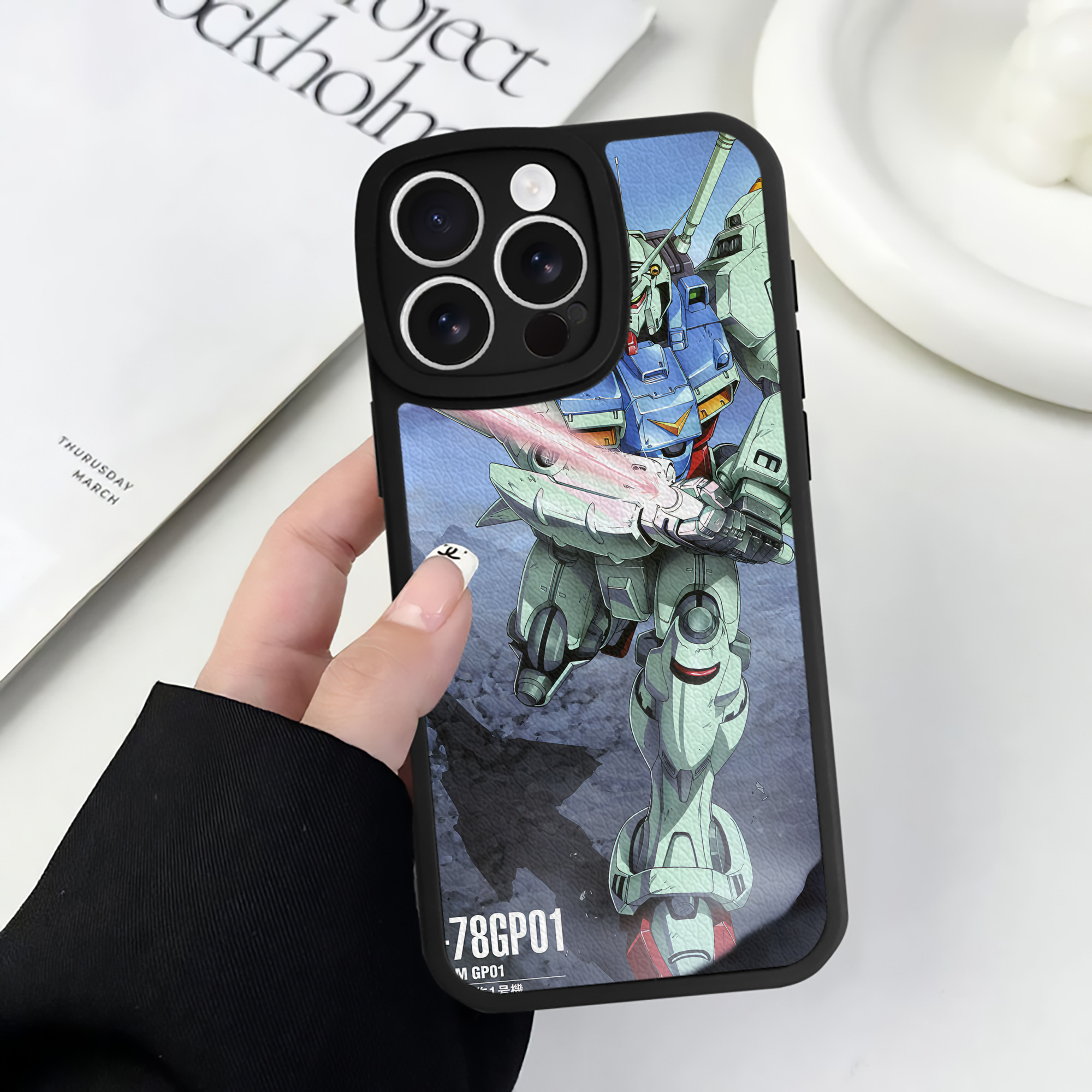 （画像用） 機動戦士ガンダム Mobile Suit Gundam 【iPhone 16シリーズ対応】シリコンスマホケース（レザー調） 材質：シリコン